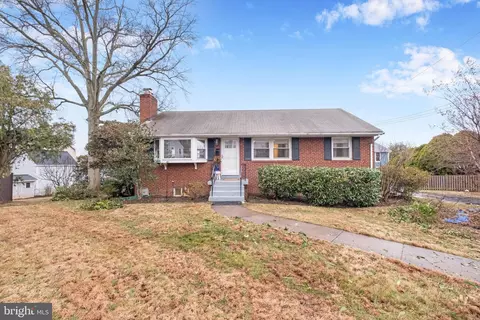 2504 Kenilworth St N, Arlington, VA 22207