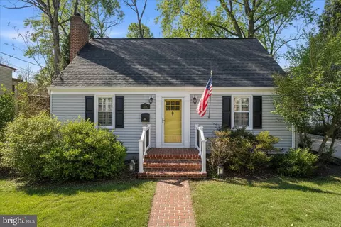 2406 S Dinwiddie St, Arlington, VA 22206