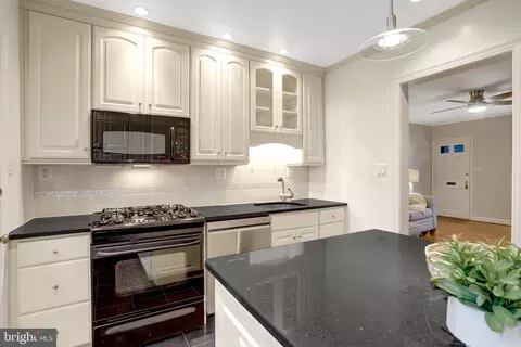 1201 S Barton St #182, Arlington, VA 22204