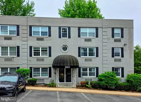 2051 N Woodstock St #201, Arlington, VA 22207