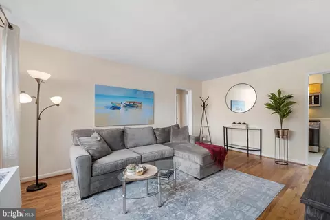 2051 N Woodstock St #201, Arlington, VA 22207