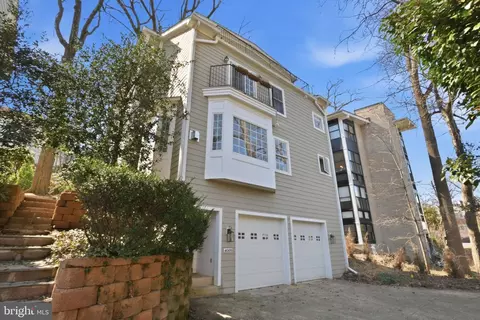 4005 22nd St N, Arlington, VA 22207