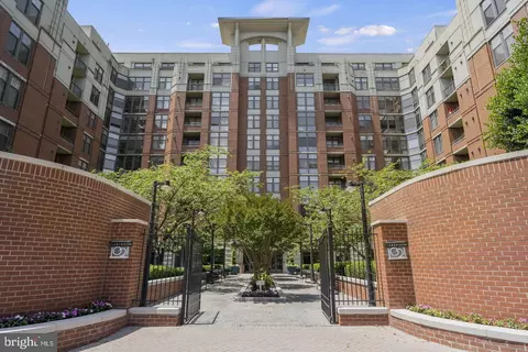 1021 N Garfield St #812, Arlington, VA 22201