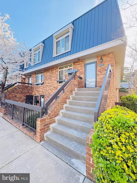 1661 S Hayes St #2, Arlington, VA 22202