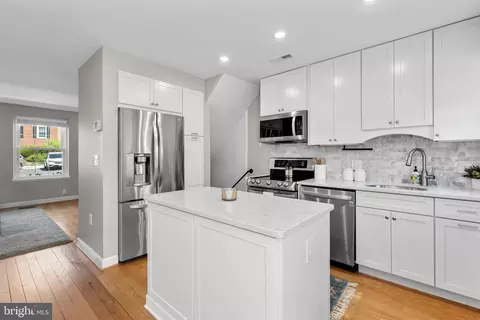 4885 28th St S #A, Arlington, VA 22206