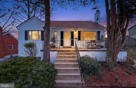 905 N Mckinley Rd, Arlington, VA 22205