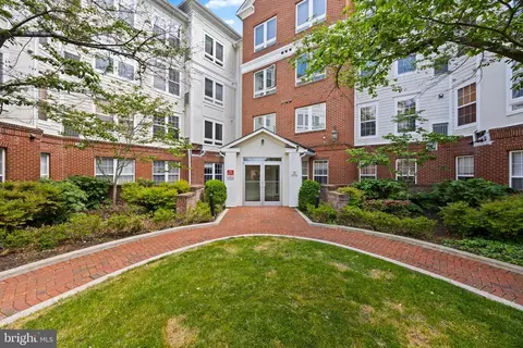 801 S Greenbrier St #215, Arlington, VA 22204