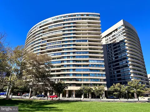 1300 Crystal Dr #901S, Arlington, VA 22202
