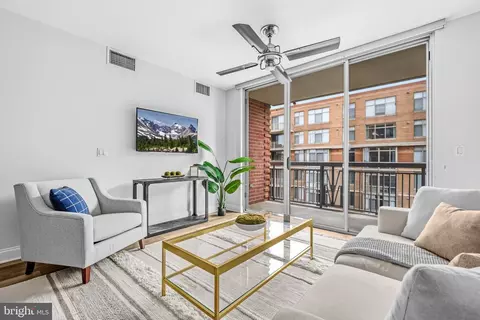 1020 N Highland St #907, Arlington, VA 22201