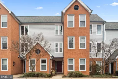 2105 N Rolfe St #A, Arlington, VA 22209