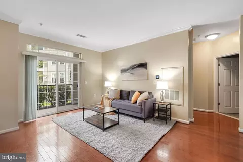 2465 Army Navy Dr #104, Arlington, VA 22206