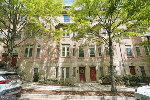 2239 Fairfax Dr N, Arlington, VA 22201