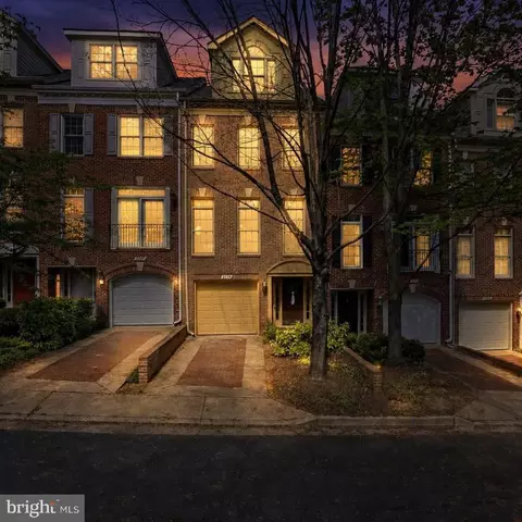 2139 N Pierce Ct, Arlington, VA 22209