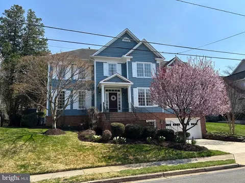 3519 N Dinwiddie St, Arlington, VA 22207
