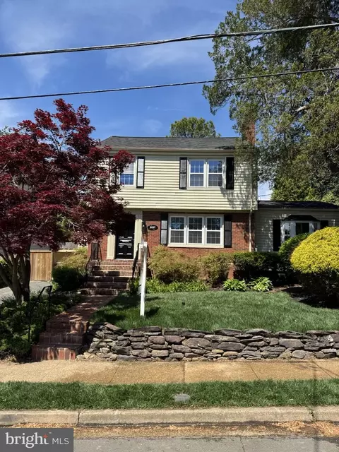 5537 10th St N, Arlington, VA 22205