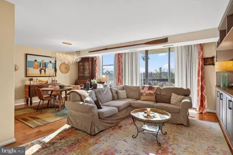 1016 S Wayne St #302, Arlington, VA 22204