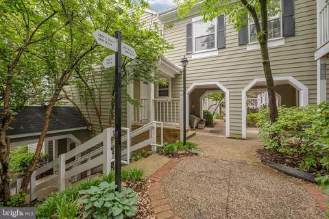 2811 S Woodrow St #B, Arlington, VA 22206