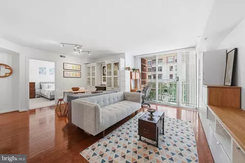 880 N Pollard St #425, Arlington, VA 22203