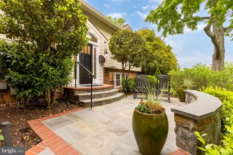 2801 S Joyce St, Arlington, VA 22202