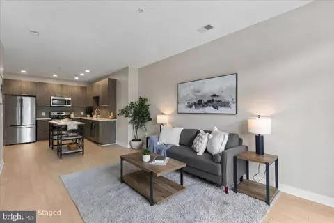 989 S Buchanan St #214, Arlington, VA 22204
