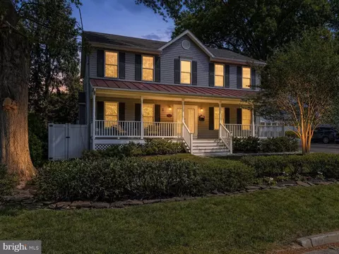 909 19th St S, Arlington, VA 22202