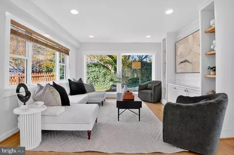 109 N Brookside Dr, Arlington, VA 22201