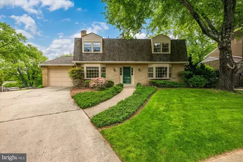 2537 N Wakefield St, Arlington, VA 22207