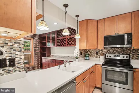 2536 S Walter Reed Dr #E, Arlington, VA 22206