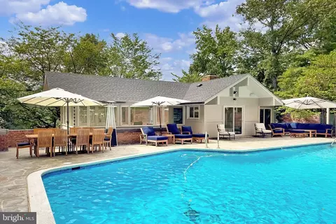 1753 Army Navy Dr, Arlington, VA 22202