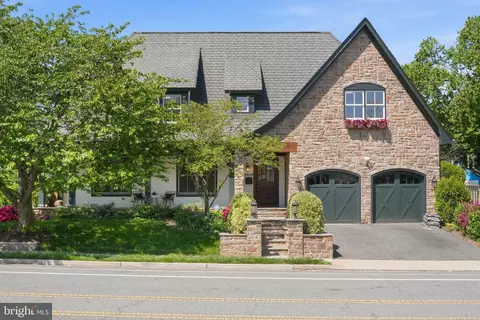 2808 John Marshall Dr, Arlington, VA 22207