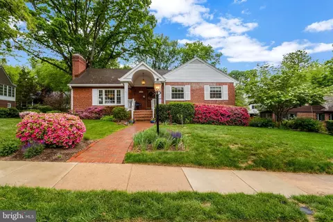 4912 28th St N, Arlington, VA 22207