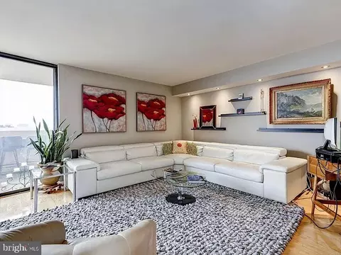 1101 S Arlington Ridge Rd #913, Arlington, VA 22202