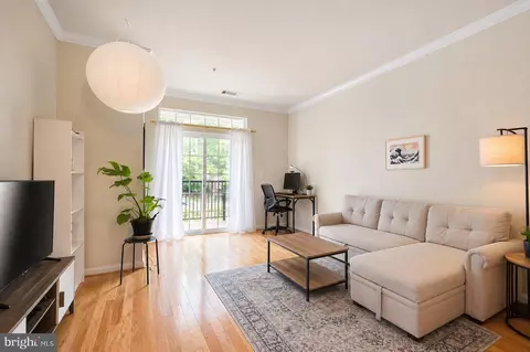 2465 Army Navy Dr #101, Arlington, VA 22206