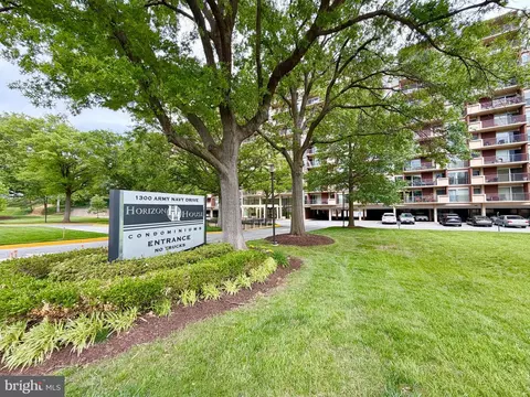 1300 Army Navy Dr #823, Arlington, VA 22202