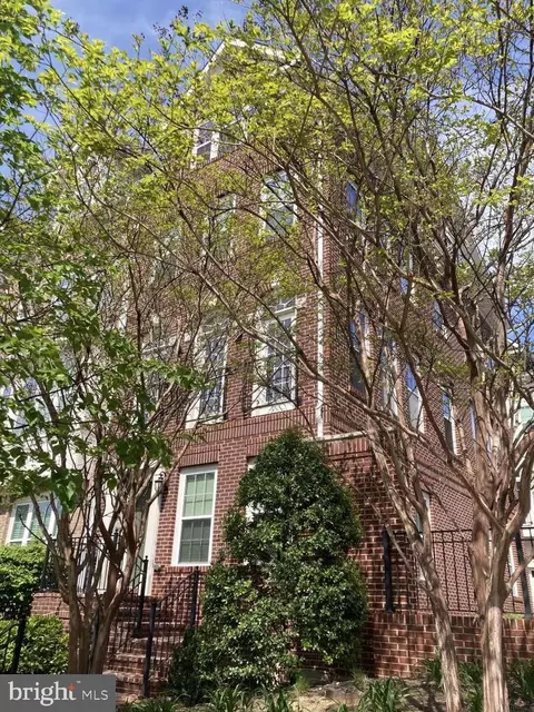 805 N Woodrow St, Arlington, VA 22203