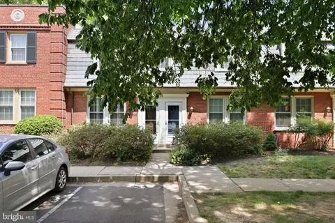 2700 S 16th St S #676, Arlington, VA 22204