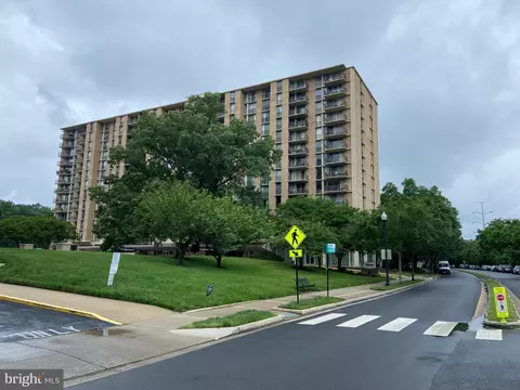 4600 S Four Mile Run Dr #827, Arlington, VA 22204
