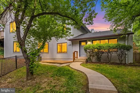 2360 S Arlington Ridge Rd, Arlington, VA 22202