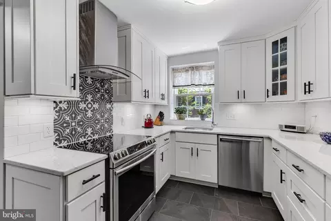 2877 S Buchanan St #A2, Arlington, VA 22206