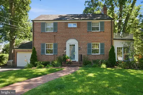 1251 S Oakcrest Rd, Arlington, VA 22202