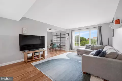 1427 N Nash St N #N-202, Arlington, VA 22209