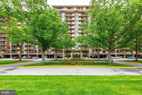 1300 Army Navy Dr #205, Arlington, VA 22202