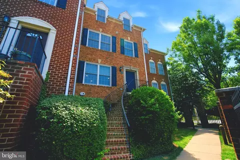 2402 N Greenbrier Ct, Arlington, VA 22207