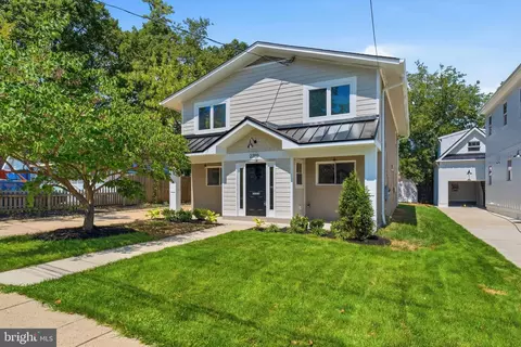 2709 12th St S, Arlington, VA 22204