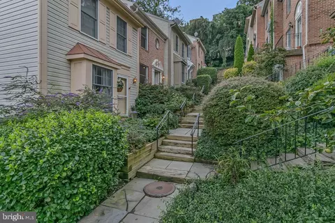 5035 9th St S, Arlington, VA 22204