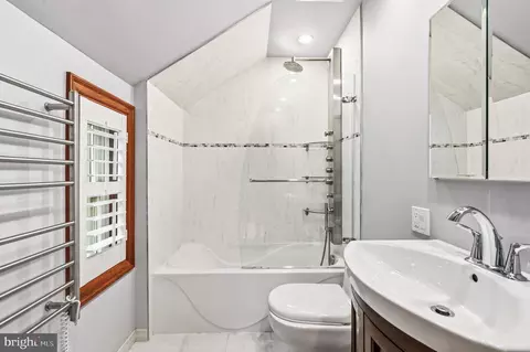 Bath - 5138 12th St S, Arlington, VA 22204 photo 4 of 5