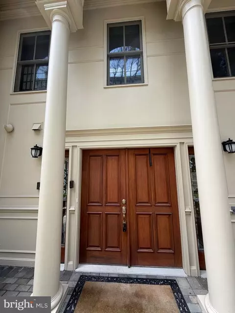 1335 N 14th St N, Arlington, VA 22209