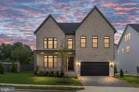 6189 8th Pl N, Arlington, VA 22205