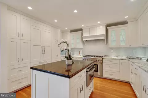 1739 N Wakefield St N, Arlington, VA 22207