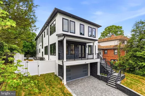 1211 20th St S, Arlington, VA 22202